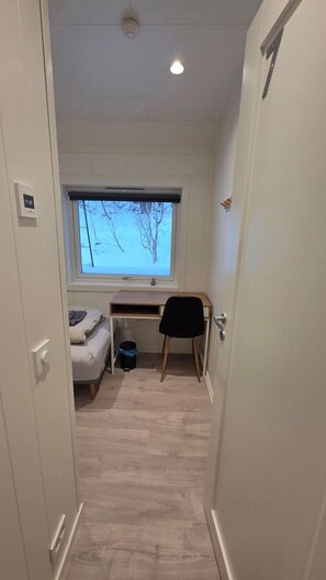 Desk, WiFi, bed sheets