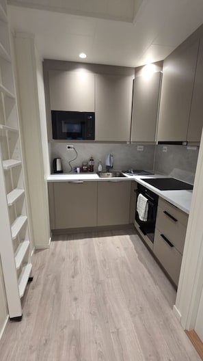 Een koelkast, een microgolfoven, een oven, een kookplaat