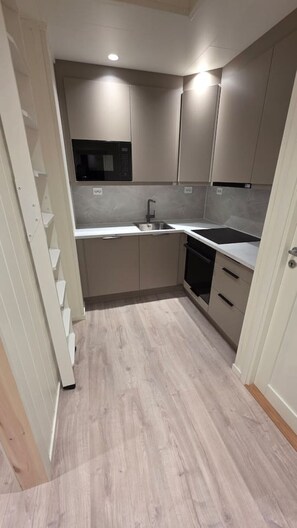 Fridge, microwave, oven, stovetop - Arctic Nine - Rom nr 9 - Sentralt på øya (Tromsø)