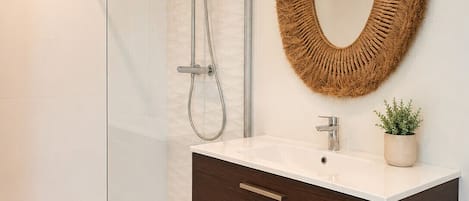 Douche, sèche-cheveux, serviettes fournies