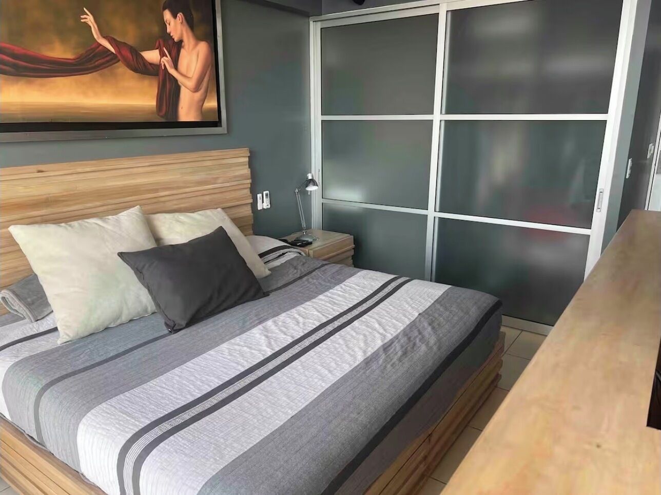 Tabla de planchar con plancha, wifi, ropa de cama