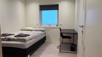 Escritorio, wifi y ropa de cama