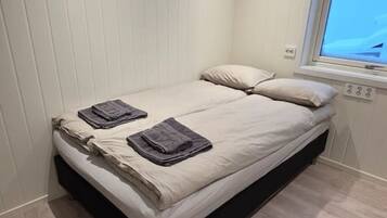 Escritorio, wifi y ropa de cama