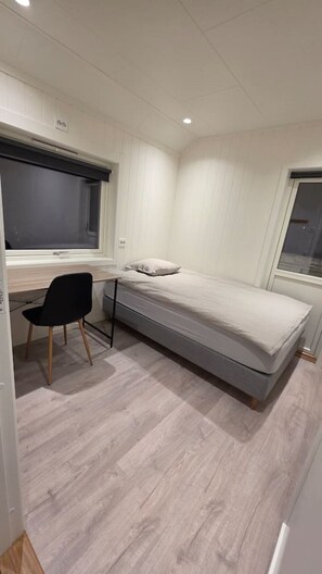 Een bureau, wifi, beddengoed