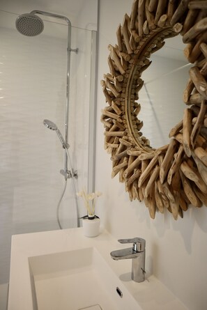 Regadera, secadora de cabello, toallas 