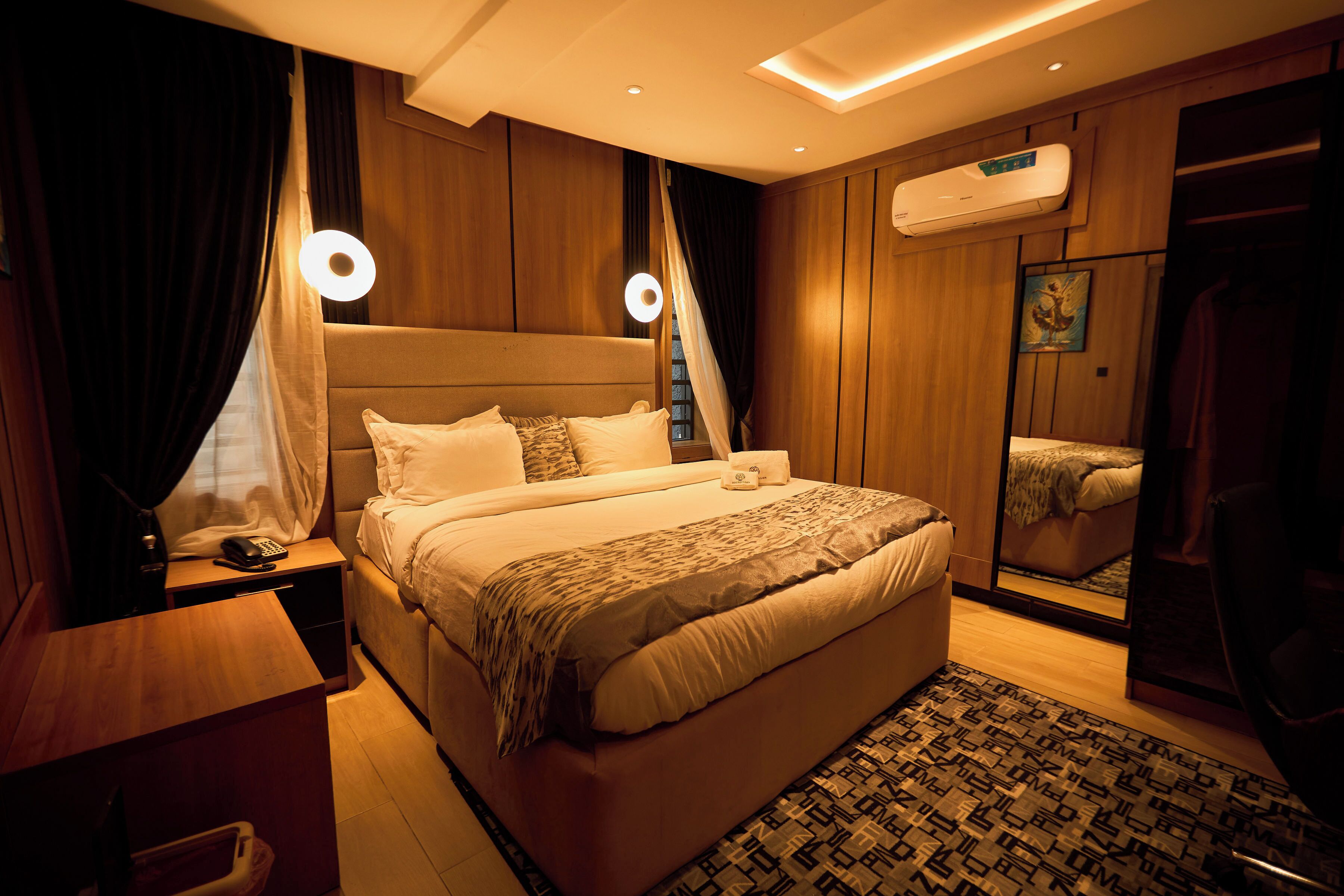 Classic-rum | Värdeförvaringsskåp på rummet, skrivbord och arbetsyta för laptop