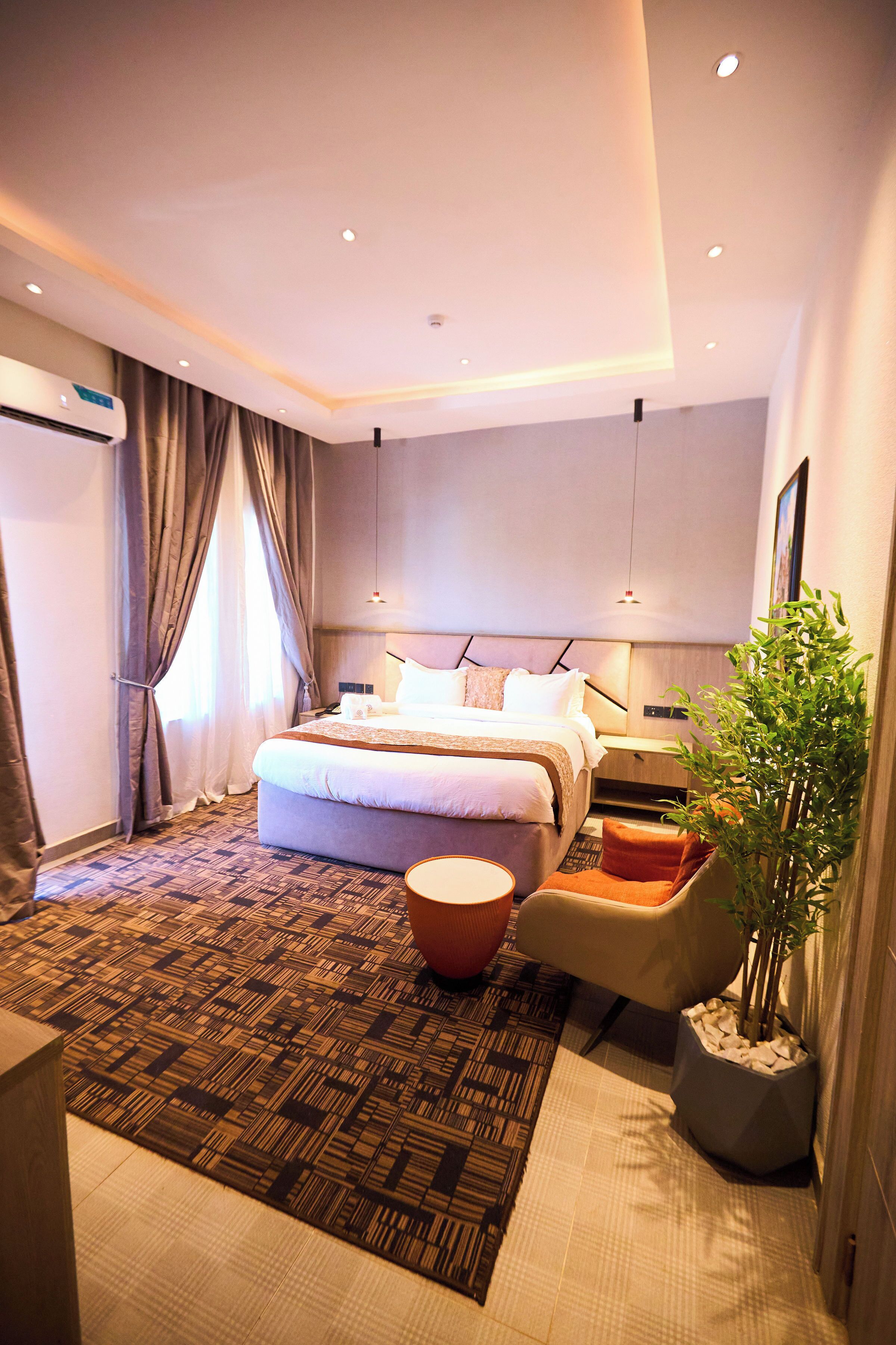 Deluxe-rum | Värdeförvaringsskåp på rummet, skrivbord och arbetsyta för laptop