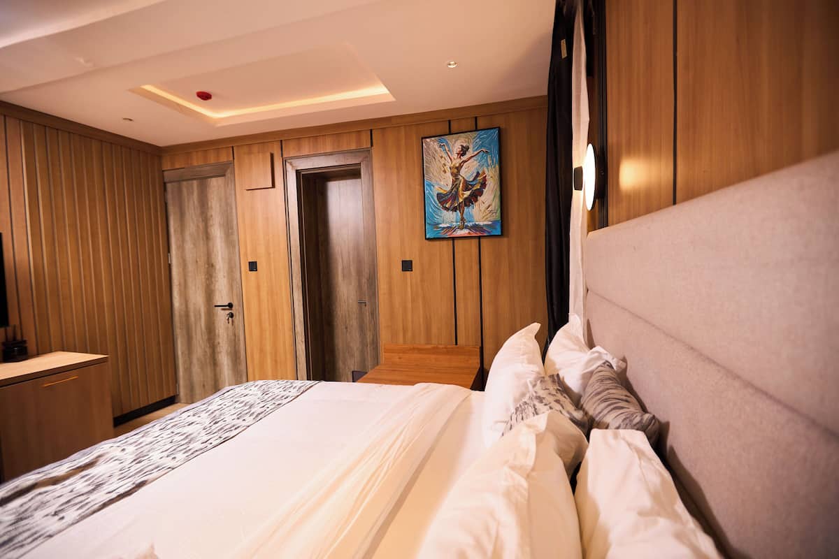 Klassieke kamer | Een kluis op de kamer, een bureau, een laptopwerkplek, gratis wifi