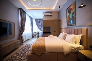 Phòng hạng Business | Két bảo mật tại phòng, bàn, khu vực làm việc phù hợp cho laptop 