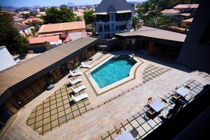 Una piscina al aire libre