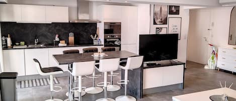 Mikrowelle, Ofen, Herdplatte, Geschirrspüler