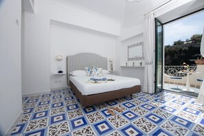 Quarto conforto, sacada, vista para o mar | Cofres nos quartos, Wi-Fi de cortesia