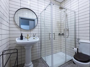 Sèche-cheveux, serviettes fournies, papier toilette
