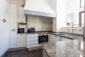 Micro-ondes, four, plaque de cuisson, lave-vaisselle