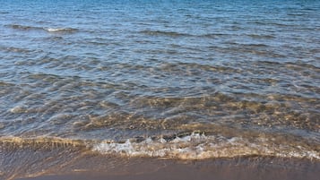 Chaises longues, serviettes de plage