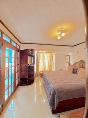 Suíte júnior, varanda, vista para o jardim | Quartos à prova de som, ferros/tábuas de passar roupa, Wi-Fi de cortesia