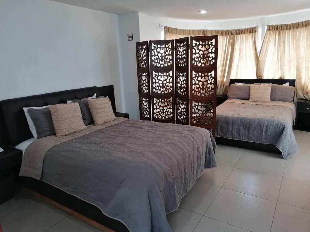 Quarto família, sacada, vista para o jardim | Quartos à prova de som, ferros/tábuas de passar roupa, Wi-Fi de cortesia