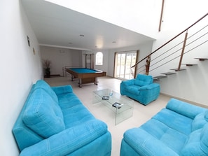 35-inch Smart TV with cable channels, Netflix, streaming services - Hotel La Aurora (Huamantla)