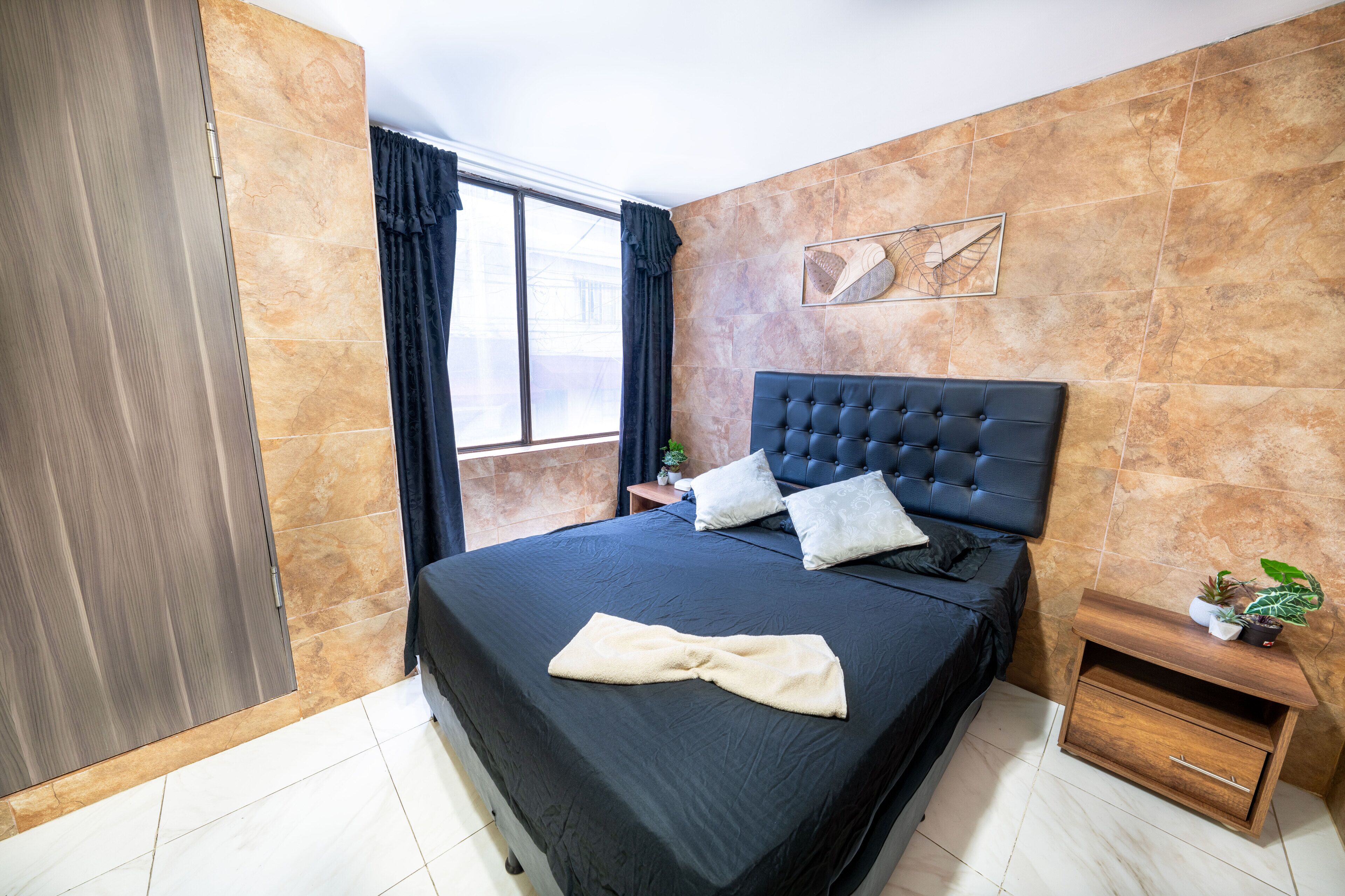 Safe på rommet, strykejern/-brett og wi-fi (inkludert)