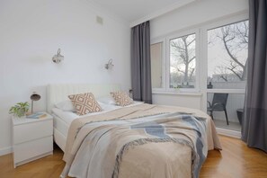 1 bedroom, desk, iron/ironing board, travel cot - Apartment with Balcony in the Center | Air Conditioning and View (Warszawa)