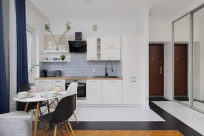 Fridge, oven, stovetop, dishwasher - Apartment with Balcony in the Center | Air Conditioning and View (Warszawa)