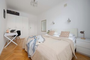 1 habitación, escritorio, tabla de planchar con plancha y cuna de viaje 