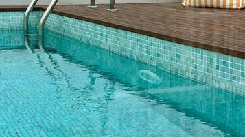 Kahden hengen superior-huone (yksi tai kaksi sÀnkyÀ), patio, nÀköala pihalle | Uima-allas | Kauden mukainen ulkouima-allas, aurinkovarjoja, aurinkotuoleja