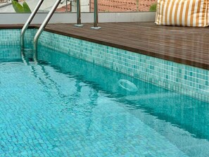 Kahden hengen superior-huone (yksi tai kaksi sänkyä), patio, näköala pihalle | Uima-allas | Kauden mukainen ulkouima-allas, aurinkovarjoja, aurinkotuoleja