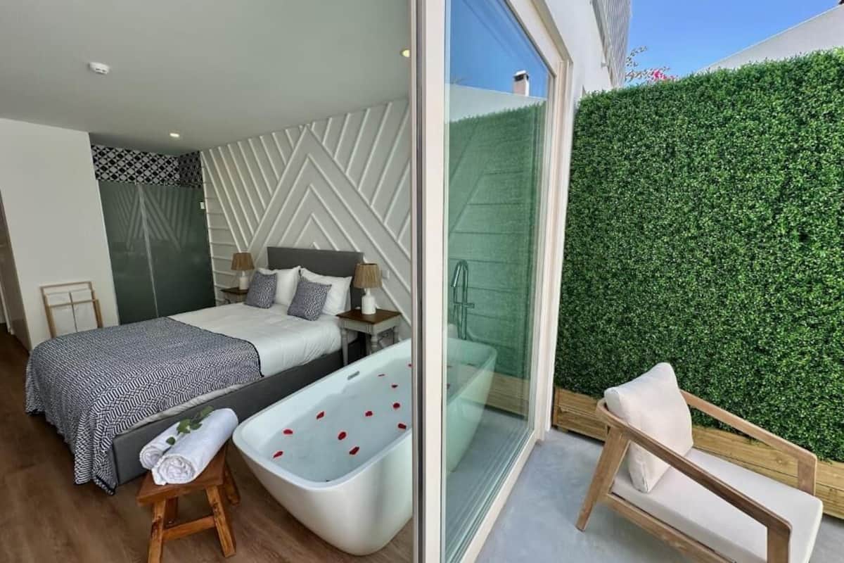 Kahden hengen superior-huone (yksi tai kaksi sänkyä), patio, näköala pihalle | Ilmainen Wi-Fi