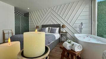 Deluxe-Doppelzimmer, Terrasse, Blick auf den Innenhof | Kostenloses WLAN