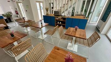 Kahden hengen superior-huone (yksi tai kaksi sÀnkyÀ), patio, nÀköala pihalle | Ruokailu