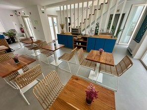 Kahden hengen superior-huone (yksi tai kaksi sänkyä), patio, näköala pihalle | Ruokailu