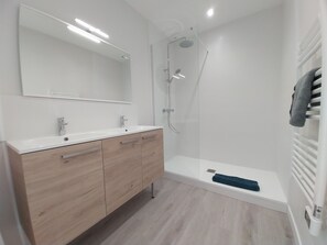 Dusj, hårføner, håndklær og toalettpapir