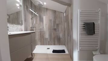 Douche, sĂšche-cheveux, serviettes fournies, papier toilette