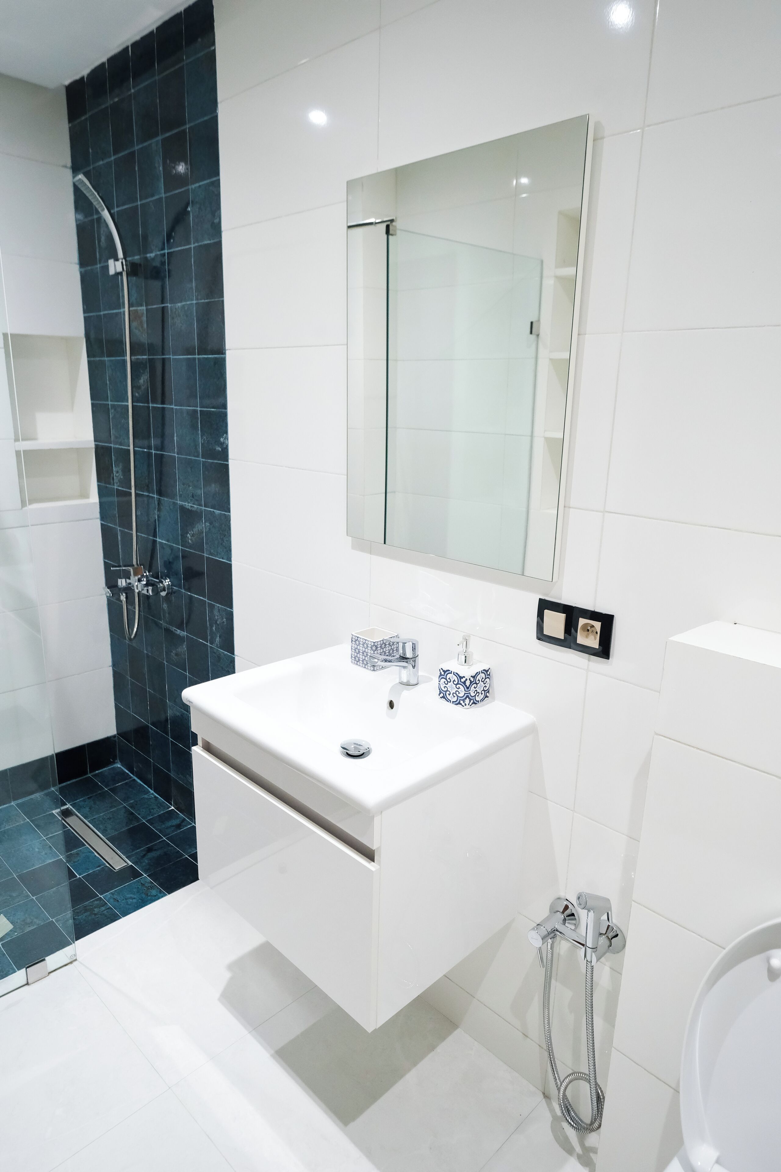 Ducha, secador de pelo, toallas y jabón