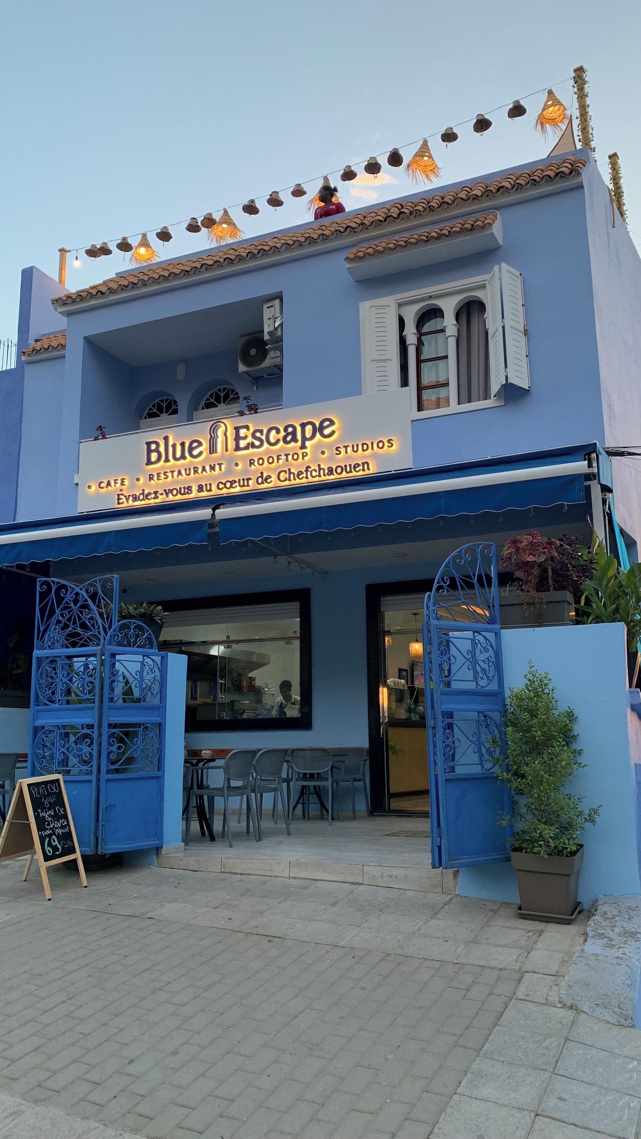 Ein blaues Gebäude mit einem Schild, auf dem 