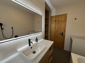 Shower, hair dryer, towels - Apartment 'Haus Wallner' with Mountain View, Balcony and Wi-Fi (Neustift im Stubaital)