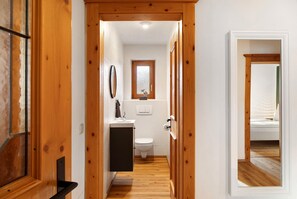 Shower, hair dryer, towels - Apartment 'Haus Wallner' with Mountain View, Balcony and Wi-Fi (Neustift im Stubaital)