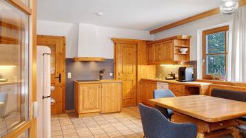 Kühlschrank, Mikrowelle, Herdplatte, Geschirrspüler