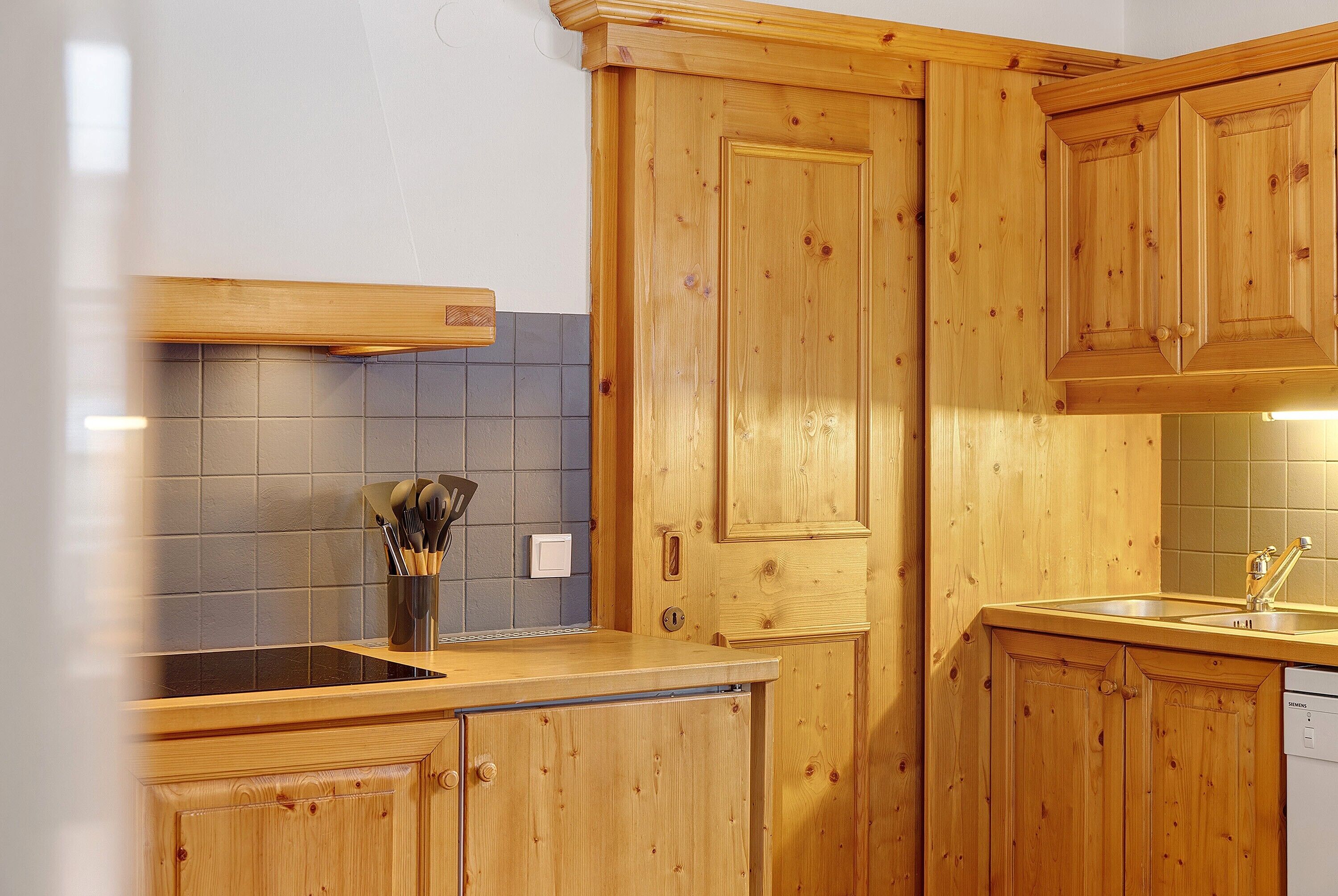 Frigorifero, microonde, piano cottura, lavastoviglie