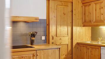 Frigorifero, microonde, piano cottura, lavastoviglie