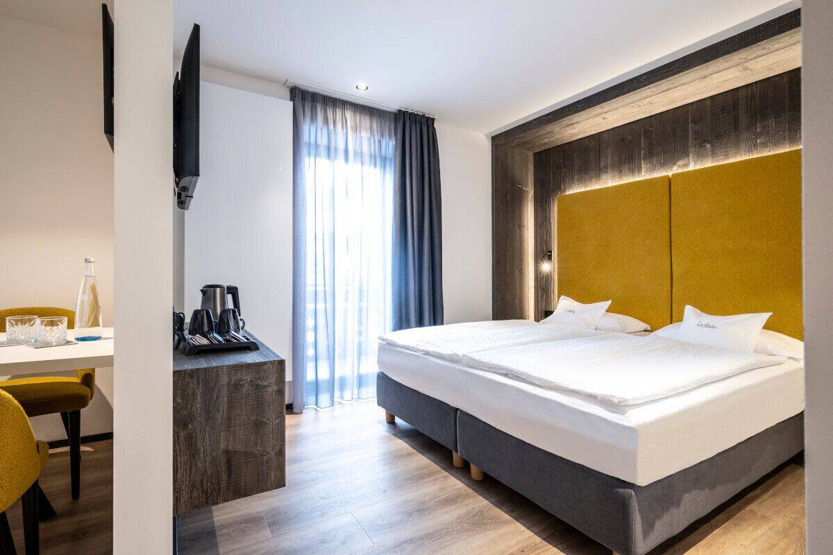 Minibar, coffres-forts dans les chambres, bureau, rideaux occultants