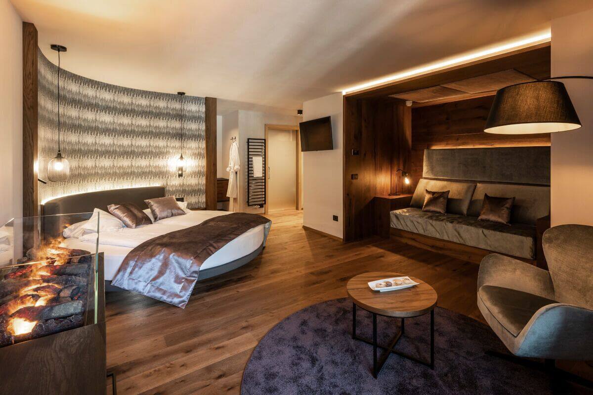 Deluxe Double Room | Minibar, in-room safe, desk, blackout drapes