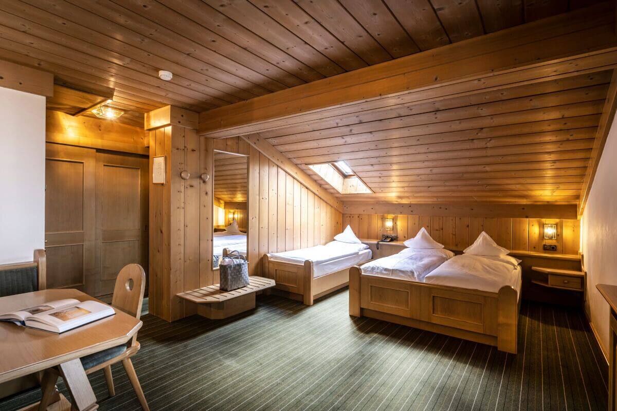 Minibar, coffres-forts dans les chambres, bureau, rideaux occultants