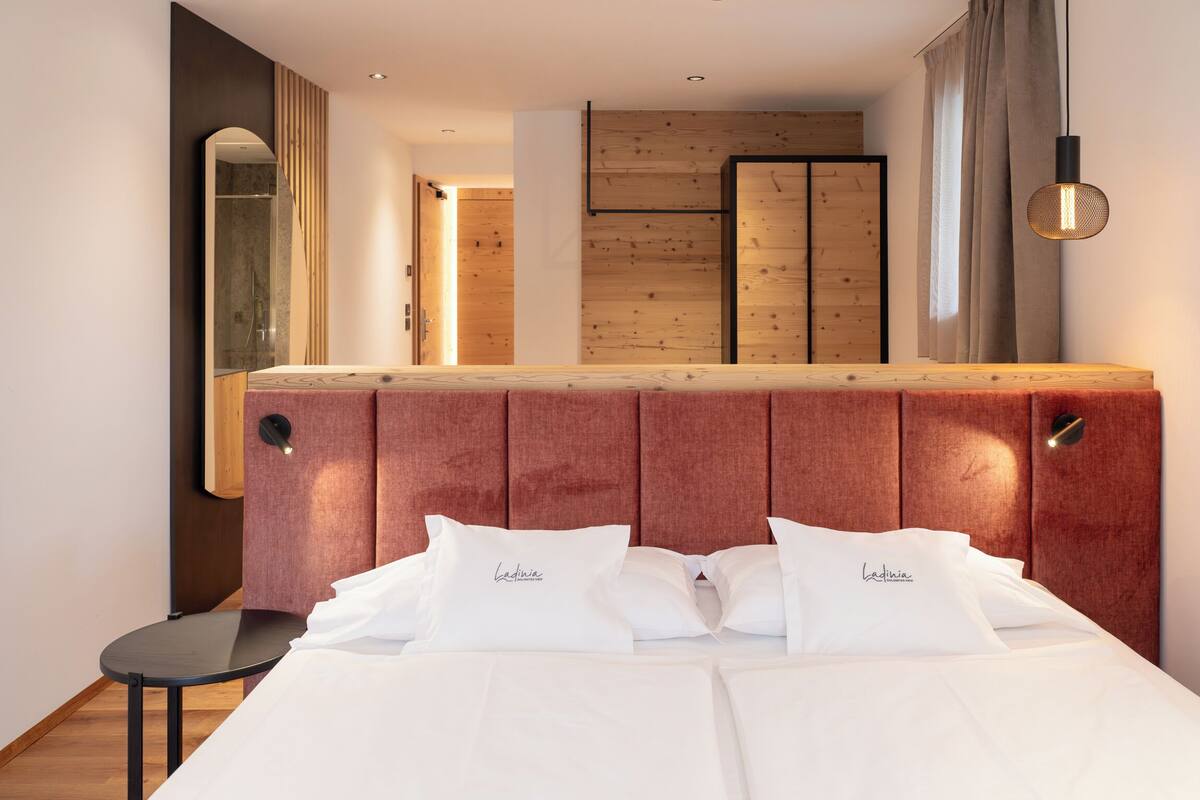 Junior Double Room | Minibar, in-room safe, desk, blackout drapes