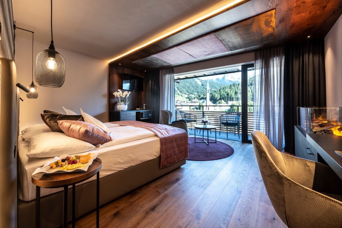 Deluxe Double Room | Minibar, in-room safe, desk, blackout drapes