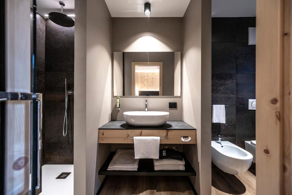 Superior Double Room, Balcony, Courtyard View | Bathroom | Slippers