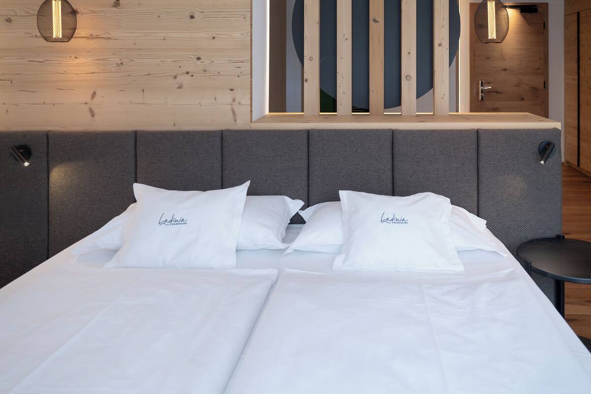 Minibar, coffres-forts dans les chambres, bureau, rideaux occultants