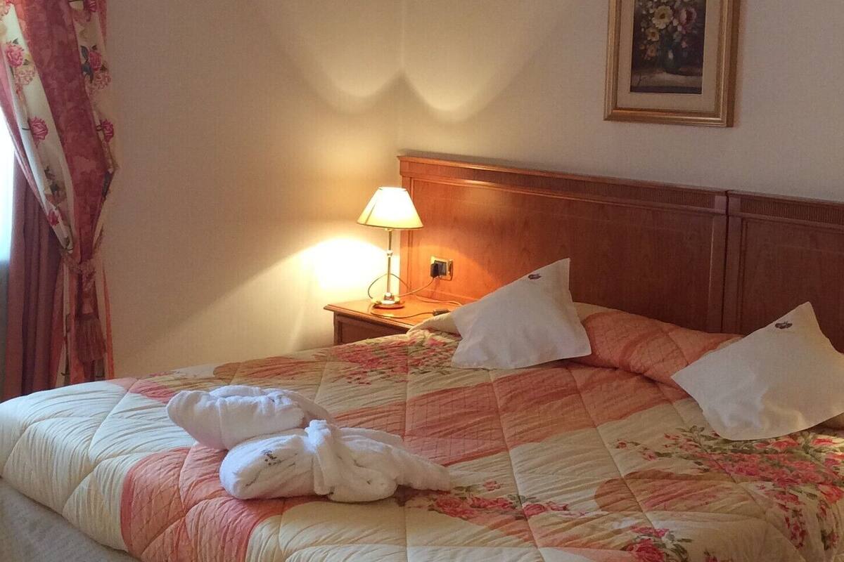 Minibar, coffres-forts dans les chambres, bureau, rideaux occultants