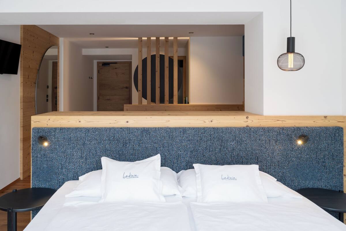 Minibar, coffres-forts dans les chambres, bureau, rideaux occultants